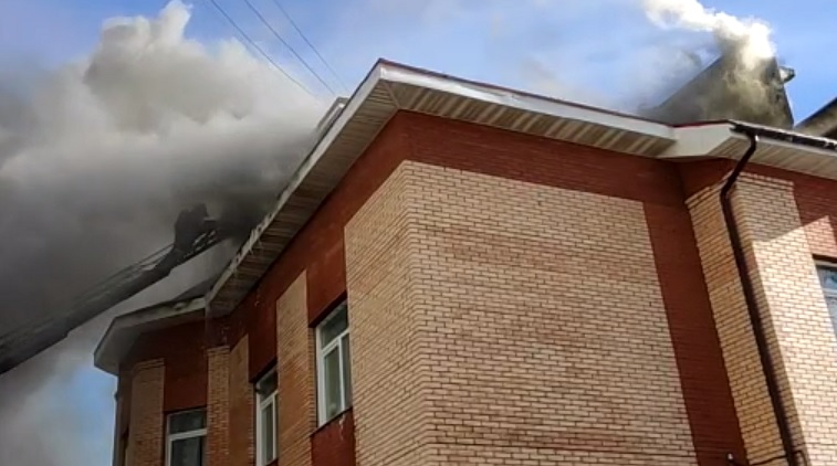 В Архангельске горит административно-жилое здание